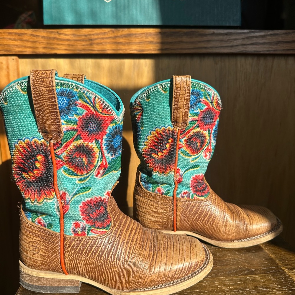 Ariat Floral Embroidered Cowboy Boots Toddler size 9.
